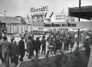 Fiera di Milano - Campionaria 1952 - Area espositiva delle costruzioni meccaniche (largo VII) - visitatori