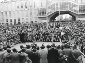 Fiera di Milano - Campionaria 1952 - Manifestazione canora degli alpini - Visitatori