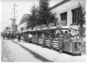 Fiera di Milano - Campionaria 1952 - Serie di mobilbar con macchina da caffè della Victoria Arduino