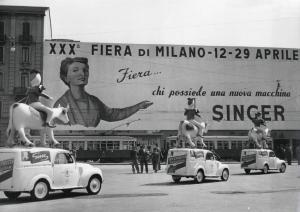 Milano - Largo Domodossola - Veicoli pubblicitari robiolina Invernizzi - cartellone pubblicitario Singer - Fiera Campionaria di Milano 1952