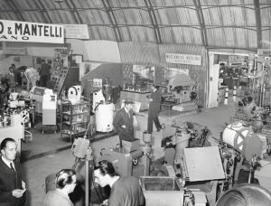 Fiera di Milano - Campionaria 1952 - Padiglione di macchine e apparecchi per l'industria chimica - Interno