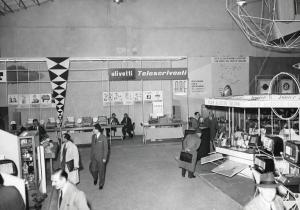 Fiera di Milano - Campionaria 1952 - Padiglione dell'ottica, foto, cine, radio - Sala della radiotecnica