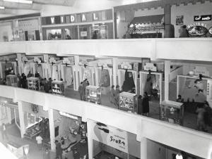 Fiera di Milano - Campionaria 1952 - Padiglione dei tessili e dell'abbigliamento - Sezione profumeria
