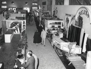 Fiera di Milano - Campionaria 1952 - Padiglione del cuoio e delle macchine per la sua lavorazione - Interno