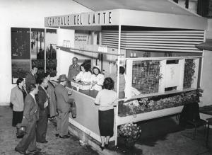Fiera di Milano - Campionaria 1952 - Casa del latte - Chiosco della Centrale del latte