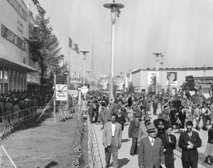 Fiera di Milano - Campionaria 1953 - Viale dell'industria - Folla di visitatori