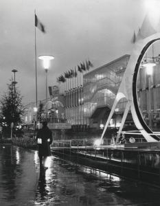 Fiera di Milano - Campionaria 1953 - Palazzo delle Nazioni - Viale dell'industria - Veduta notturna