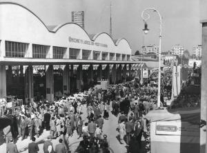 Fiera di Milano - Campionaria 1953 - Viale della tecnica - Folla di visitatori