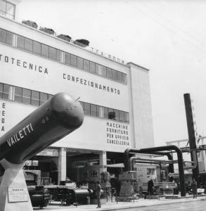 Fiera di Milano - Campionaria 1953 - Padiglione della cartotecnica - Area espositiva della Dalmine - Serbatoio gas propano