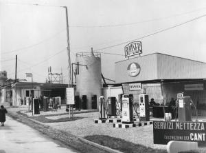 Fiera di Milano - Campionaria 1953 - Zona De Finetti - Settore dei distributori di benzina, nafta, metano