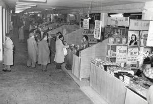 Fiera di Milano - Campionaria 1953 - Padiglione dei prodotti dolciari e bevande - Sala interna