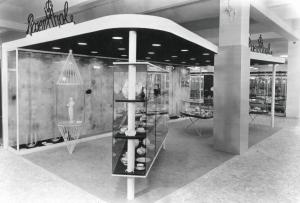 Fiera di Milano - Campionaria 1953 - Padiglione delle ceramiche, cristallerie e casalinghi - Stand della Rosenthal