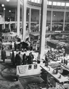 Fiera di Milano - Campionaria 1953 - Salone dell'auto, avio, moto, ciclo e mostra di articoli sportivi nel palazzo dello sport