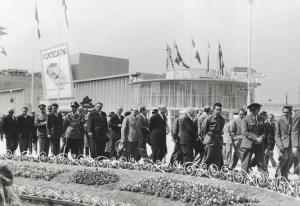 Fiera di Milano - Campionaria 1954 - Visita di diplomatici in occasione della Giornata delle nazioni