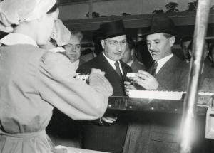 Fiera di Milano - Campionaria 1954 - Visita del ministro delle finanze Roberto Tremelloni