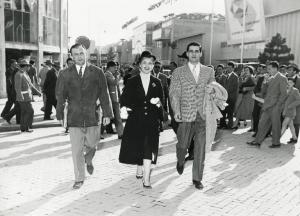 Fiera di Milano - Campionaria 1954 - Visita dell'attrice Elena Giusti