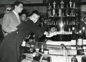 Fiera di Milano - Campionaria 1954 - Visita dell'attrice Elena Giusti