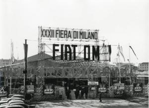 Fiera di Milano - Campionaria 1954 - Settore della meccanica agricola - Tettoia della meccanizzazione agricola Fiat e OM