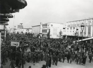 Fiera di Milano - Campionaria 1954 - Viale dell'industria - Folla di visitatori