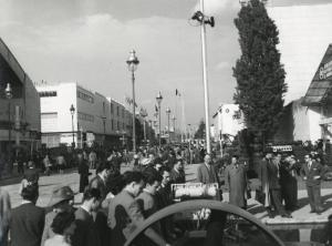 Fiera di Milano - Campionaria 1954 - Viale dell'industria - Folla di visitatori