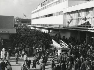 Fiera di Milano - Campionaria 1954 - Viale del commercio - Folla di visitatori