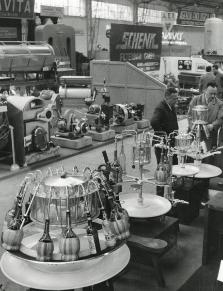 Fiera di Milano - Campionaria 1954 - Padiglione delle macchine per l'industria enologica - Interno