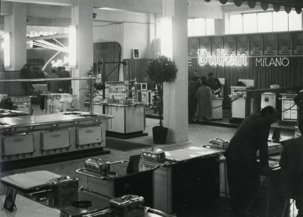 Fiera di Milano - Campionaria 1954 - Padiglione delle forniture e impianti per la casa, alberghi e negozi - Sala