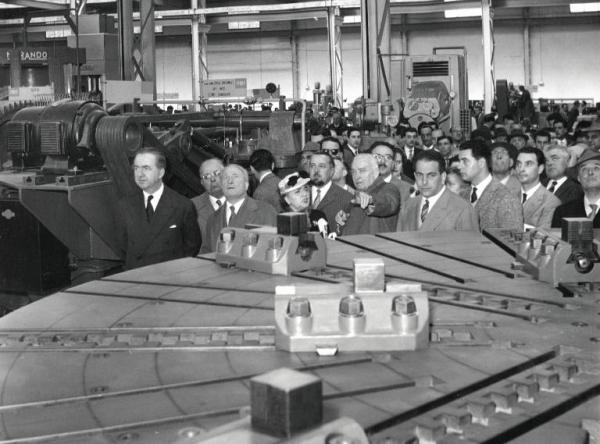 Fiera di Milano - Campionaria 1955 - Visita dell'onorevole Giuseppe Pella, presidente dell¿assemblea della Comunità europea del carbone e dell¿acciaio (CECA)