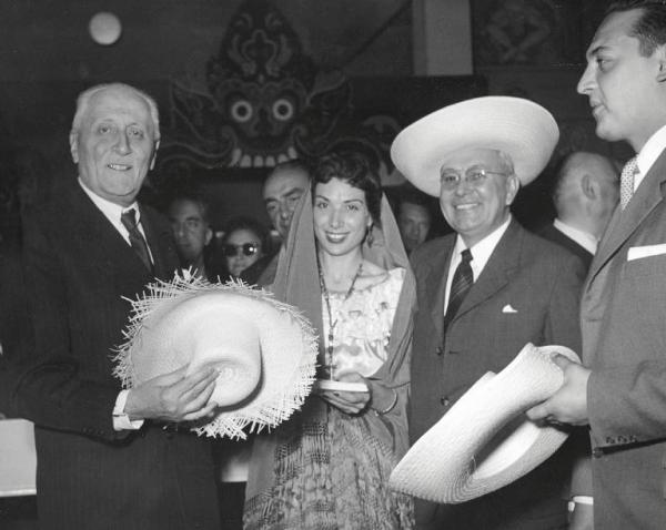 Fiera di Milano - Campionaria 1955 - Mostra ufficiale di El Salvador nel palazzo delle nazioni - Visita del presidente della Fiera Tommaso Gallarati Scotti
