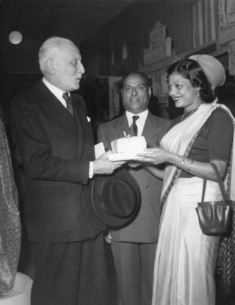 Fiera di Milano - Campionaria 1955 - Mostra ufficiale dell'India nel palazzo delle nazioni - Visita del presidente della Fiera Tommaso Gallarati Scotti