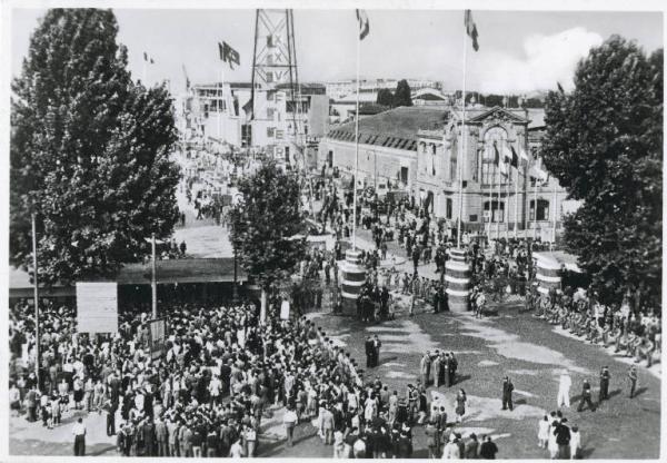 Fiera di Milano - Campionaria 1947 - Entrata di porta Domodossola - Folla di visitatori