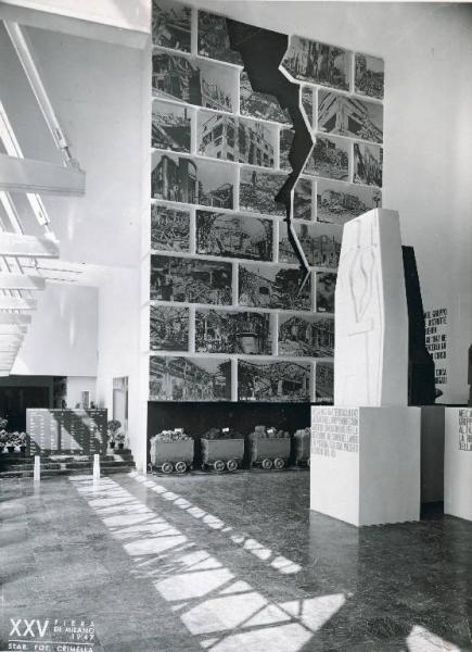 Fiera di Milano - Campionaria 1947 - Padiglione del Gruppo Montecatini - Sala di entrata con monumento commemorativo ai caduti