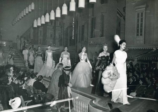 Fiera di Milano - Campionaria 1948 - Padiglione della Italviscosa - Sfilata di alta moda