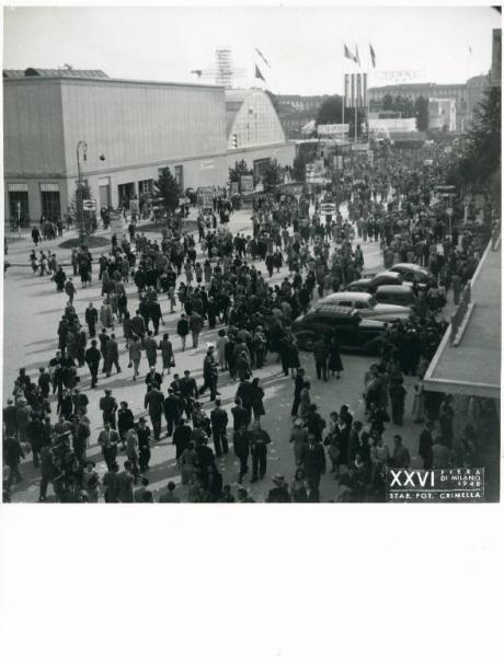 Fiera di Milano - Campionaria 1948 - Viale dell'industria - Folla di visitatori