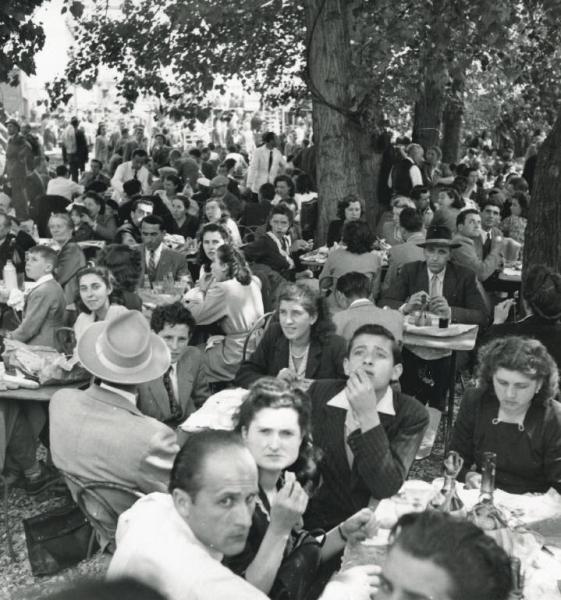 Fiera di Milano - Campionaria 1948 - Bar all'aperto con folla di visitatori
