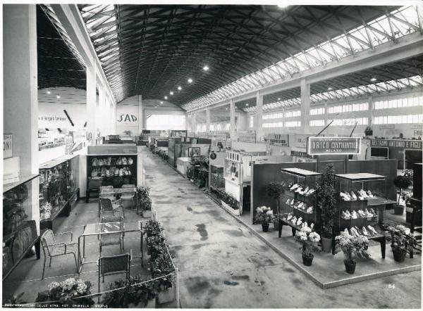 Fiera di Milano - Campionaria 1948 - Padiglione del cuoio e delle macchine per la sua lavorazione - Interno
