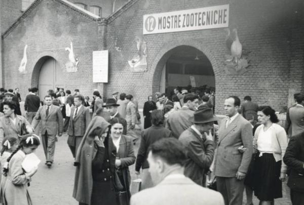Fiera di Milano - Campionaria 1948 - Padiglione delle Mostre zootecniche - Visitatori all'entrata