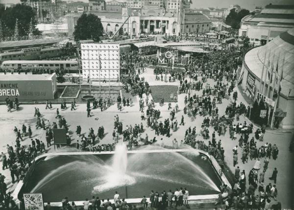 Fiera di Milano - Campionaria 1948 - Piazzale all'entrata di piazza Giulio Cesare (poi piazzale Milano) e area espositiva delle costruzioni meccaniche (largo VIII) - Veduta dall'alto