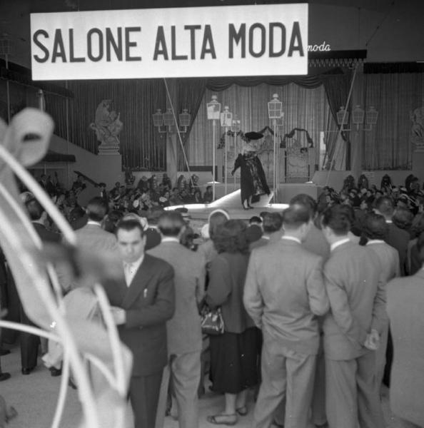 Fiera di Milano - 1951 - Palazzo delle nazioni - Salone alta moda - Sfilata - Pubblico