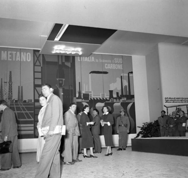 Fiera di Milano - Campionaria 1953 - Padiglione Agip Snam - Interno - Mostra - Visitatori