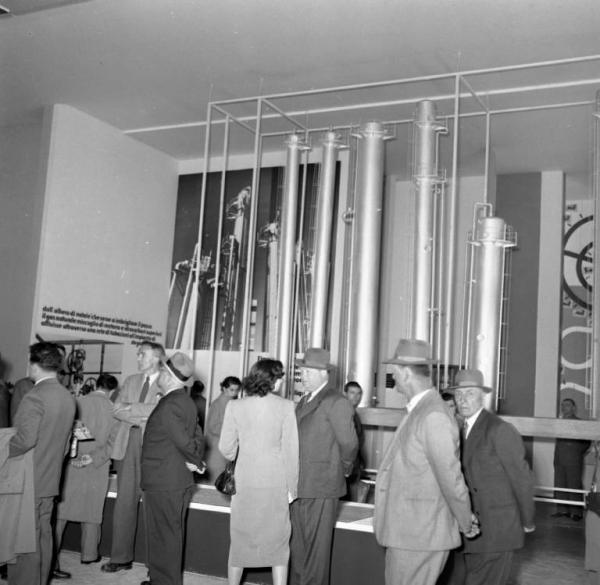 Fiera di Milano - Campionaria 1953 - Padiglione Agip Snam - Interno - Mostra - Visitatori