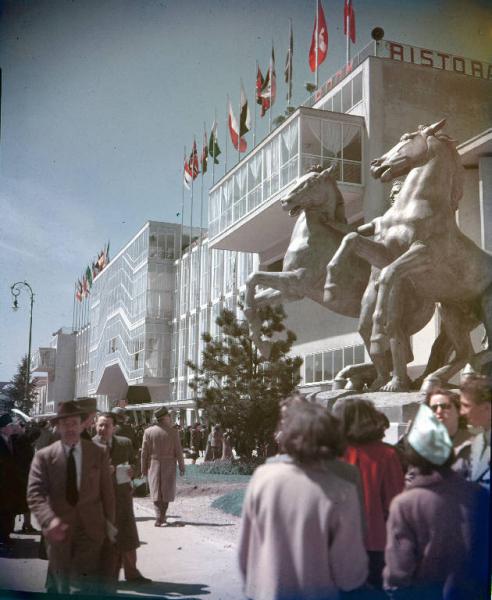 Fiera di Milano - Campionaria 1950 - Viale dell'industria - Palazzo delle nazioni - Scultura - Visitatori