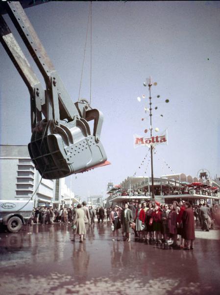 Fiera di Milano - Campionaria 1951 - Largo del lavoro - Escavatore - Visitatori