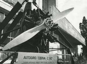 Fiera di Milano - Campionaria 1954 - Padiglione del Salone internazionale del volo verticale - Autogiro Cierva C 30 esposto all'esterno