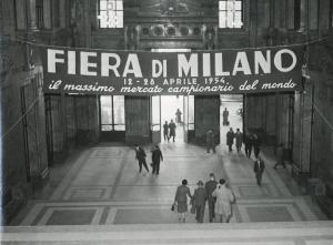 Milano - Stazione centrale - Striscione pubblicitario della Fiera campionaria di Milano del 1954