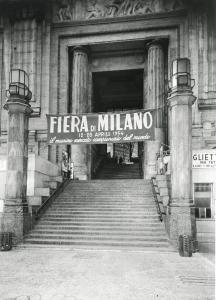 Milano - Stazione centrale - Striscione pubblicitario della Fiera campionaria di Milano del 1954