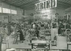 Fiera di Milano - Campionaria 1954 - Padiglione delle macchine per l'industria tessile, macchine da cucire e per maglieria - Interno