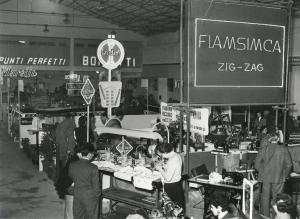 Fiera di Milano - Campionaria 1954 - Padiglione delle macchine per l'industria tessile, macchine da cucire e per maglieria - Interno