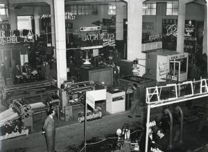 Fiera di Milano - Campionaria 1954 - Padiglione delle macchine per arti grafiche e per la lavorazione del legno - Sala delle macchine per arti grafiche