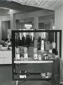 Fiera di Milano - Campionaria 1954 - Padiglione delle forniture e impianti per la casa, alberghi e negozi - Stand di elettrodomestici